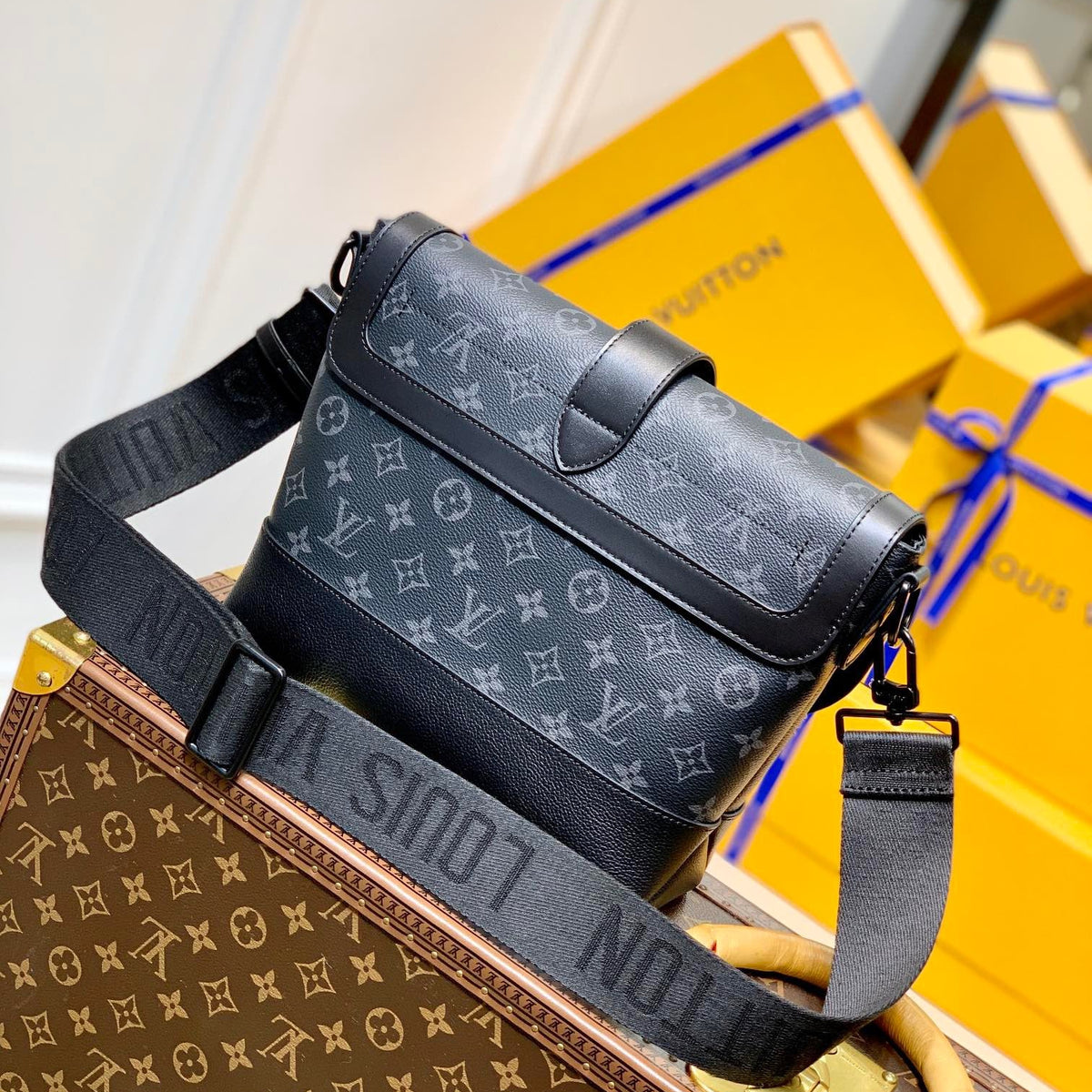 LOU SAUMUR MESSENGER BAG