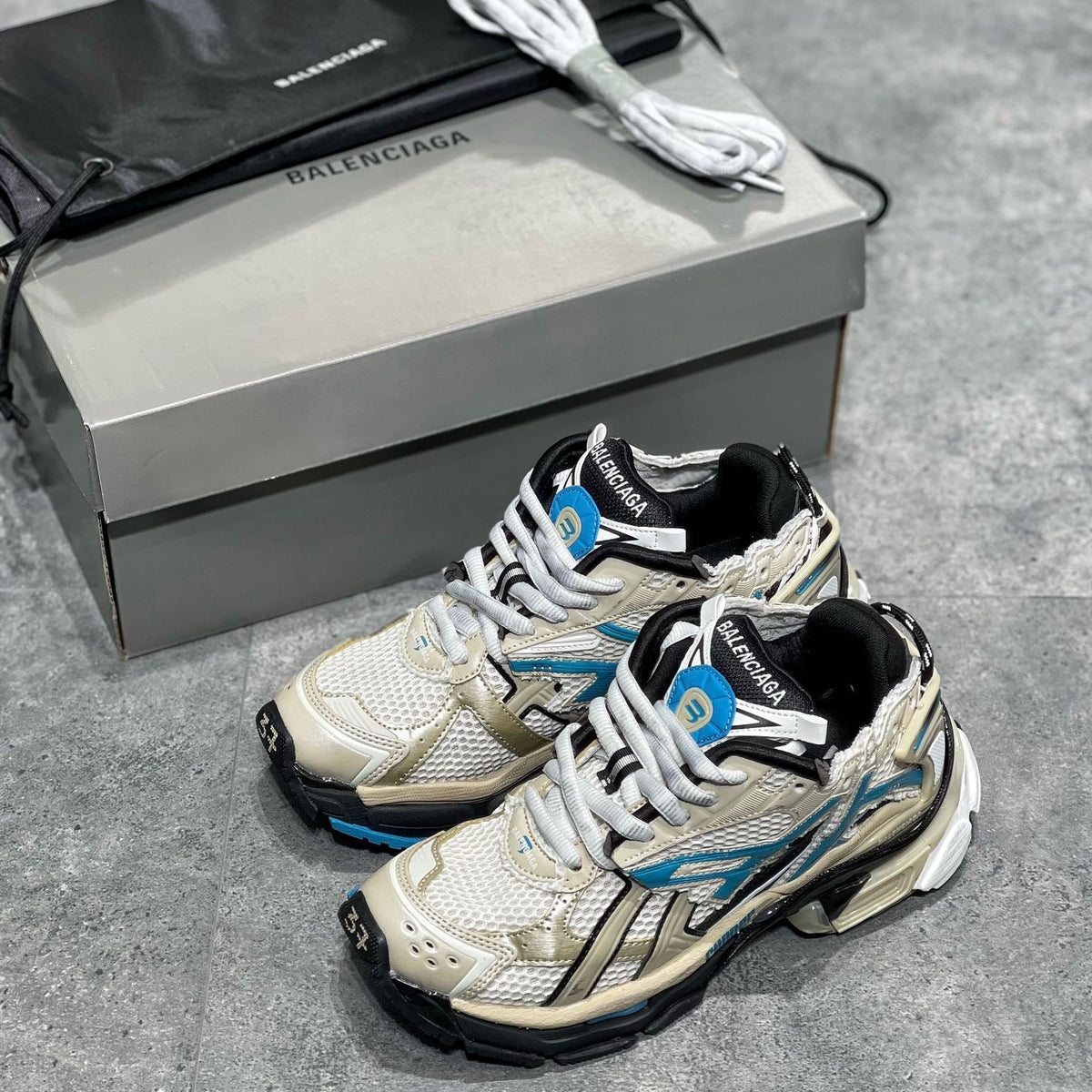 BAL RUNNER TRAINERS