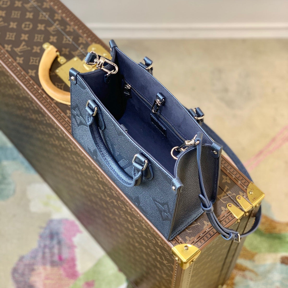 LOU ONTHEGO PM TOTE BAG