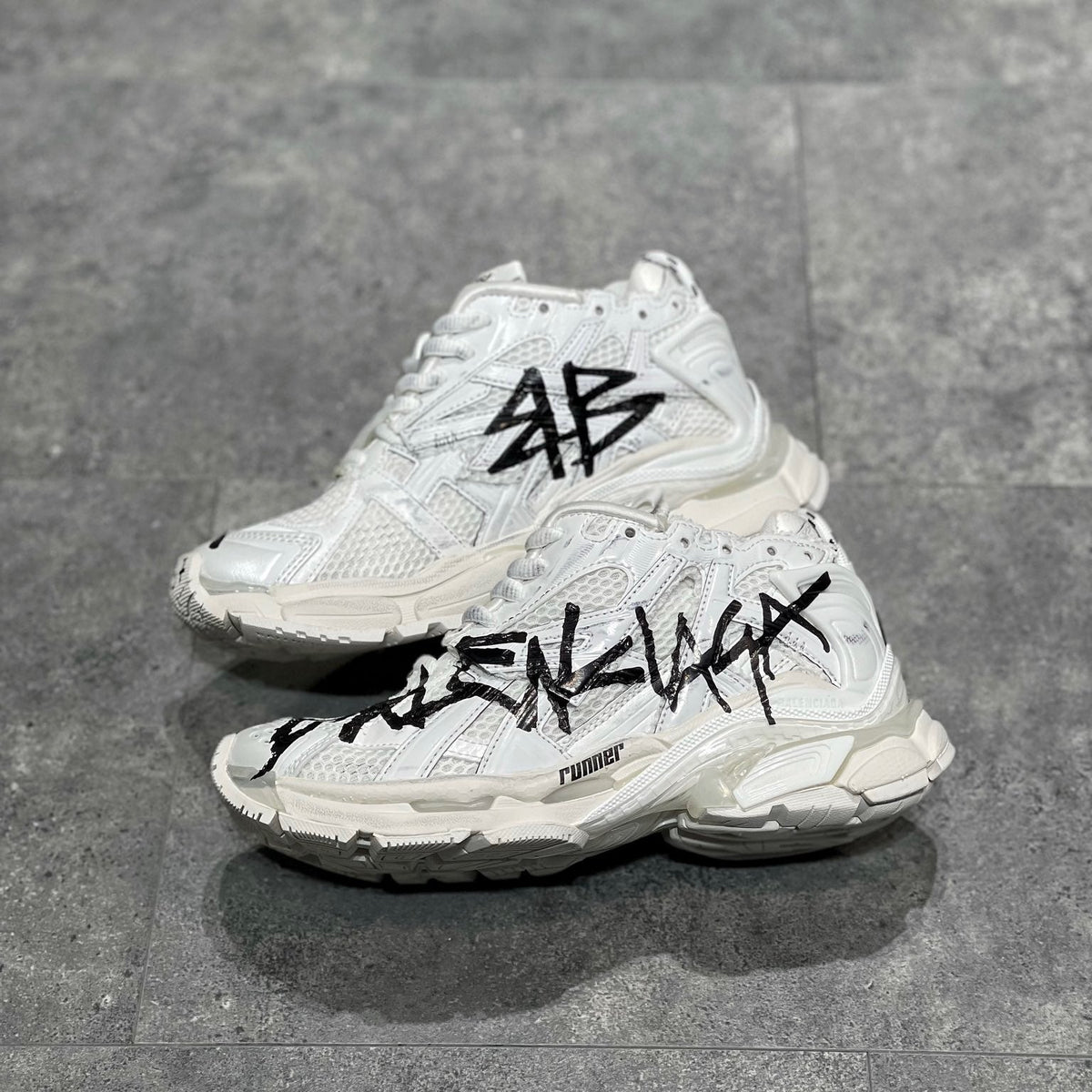 BAL RUNNER TRAINERS