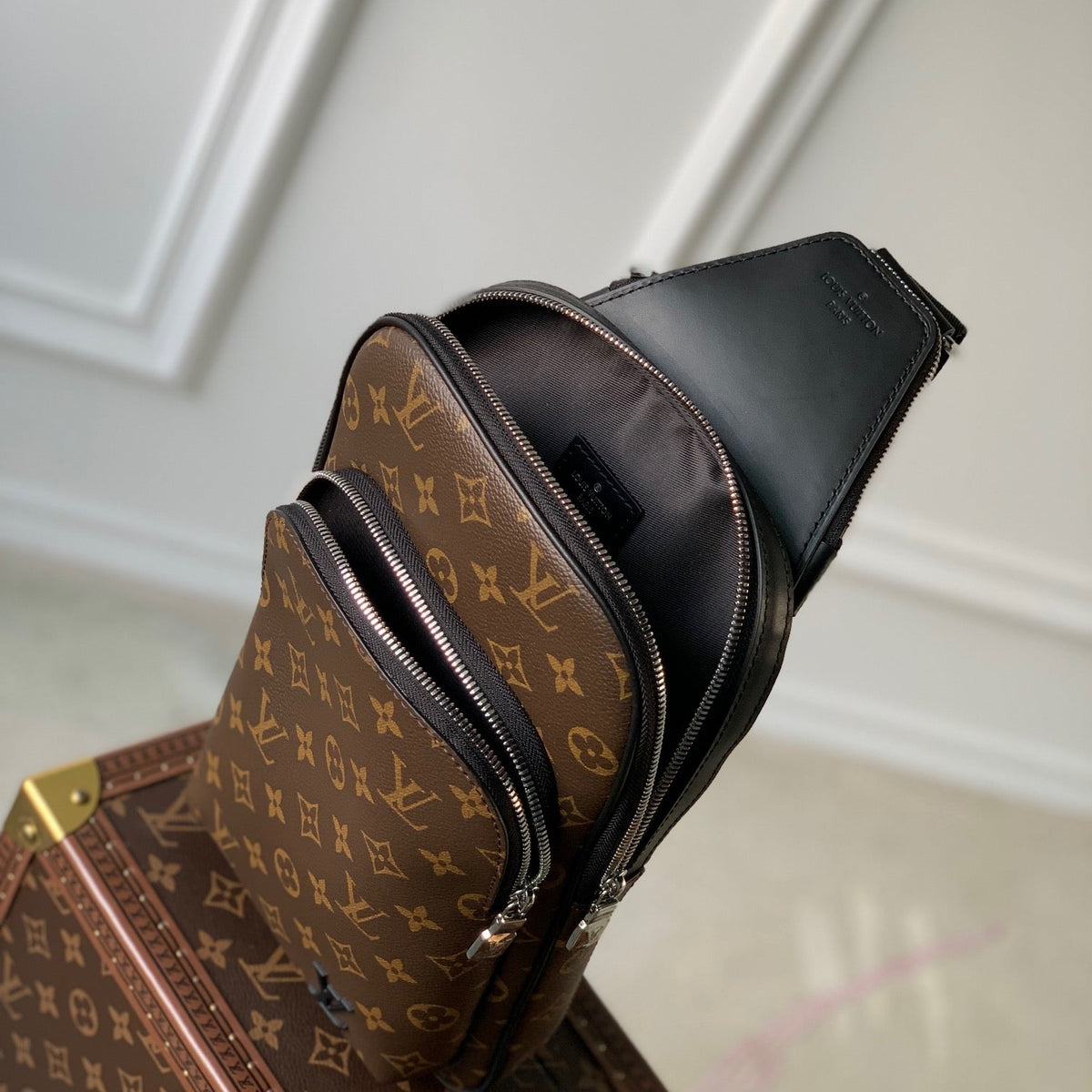 LOU AVENUE SLINGBAG
