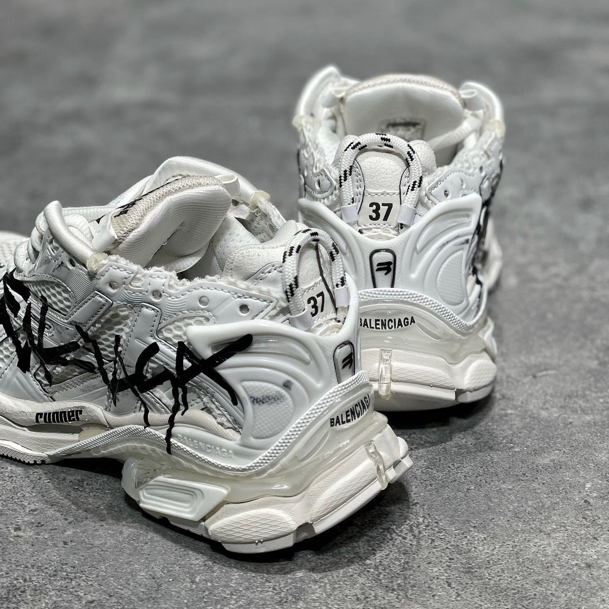 BAL RUNNER TRAINERS