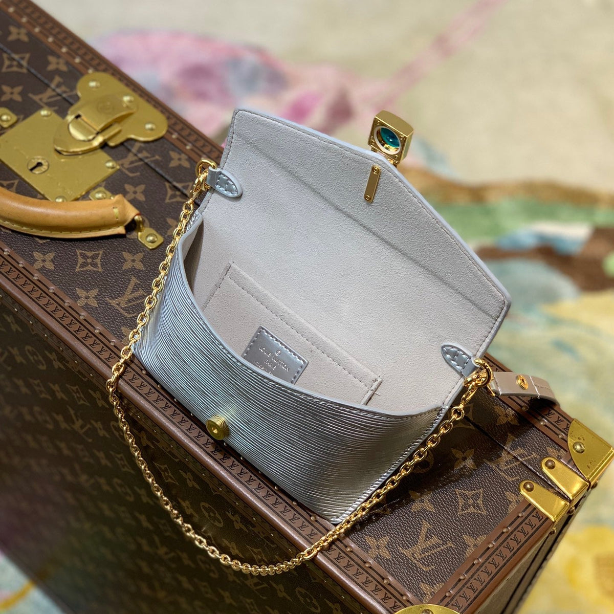 LOU PADLOCK ON STRAP BAG