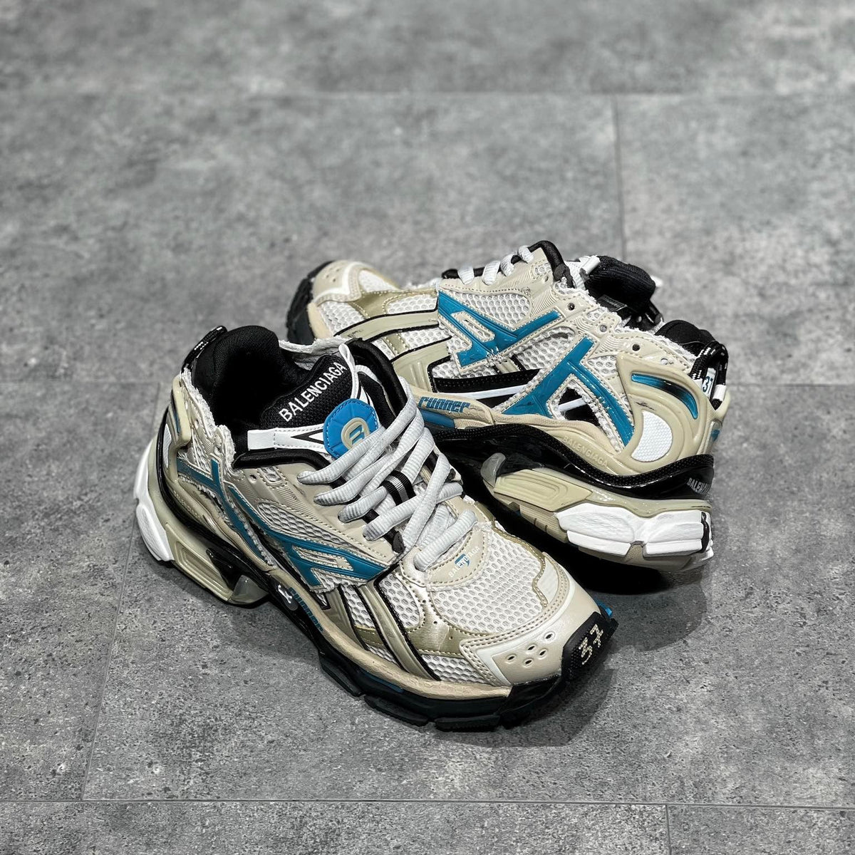 BAL RUNNER TRAINERS
