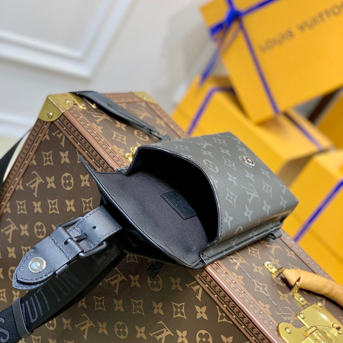 LOU SAUMUR SLINGBAG