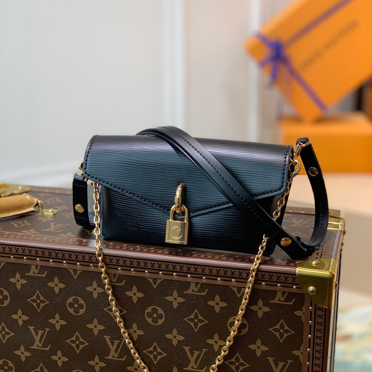 LOU PADLOCK ON STRAP BAG