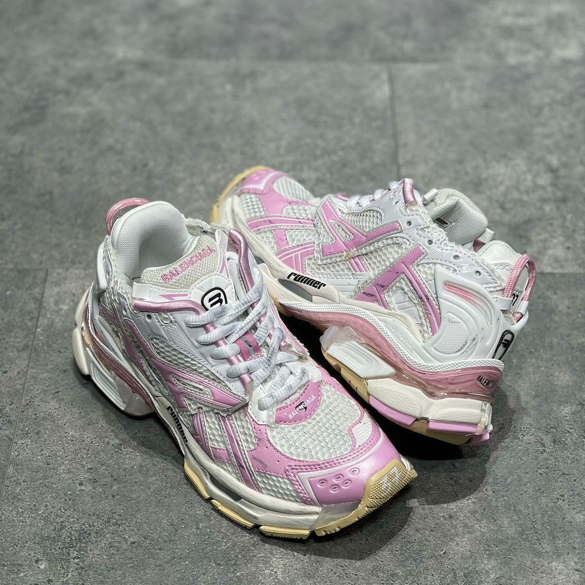 BAL RUNNER TRAINERS