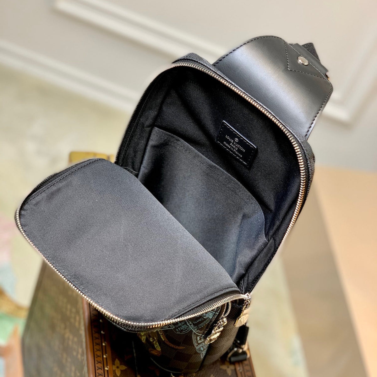 LOU AVENUE SLING BAG