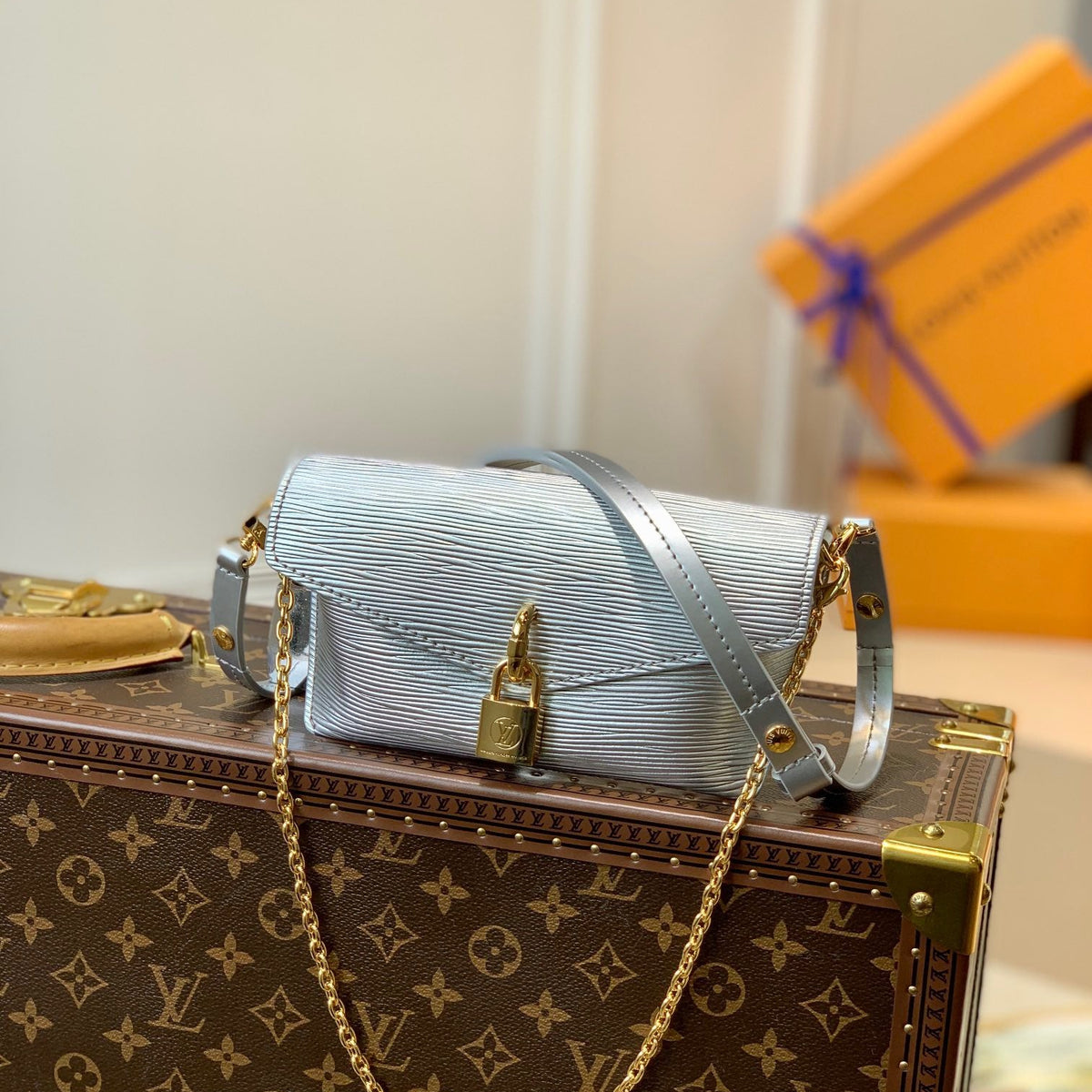LOU PADLOCK ON STRAP BAG
