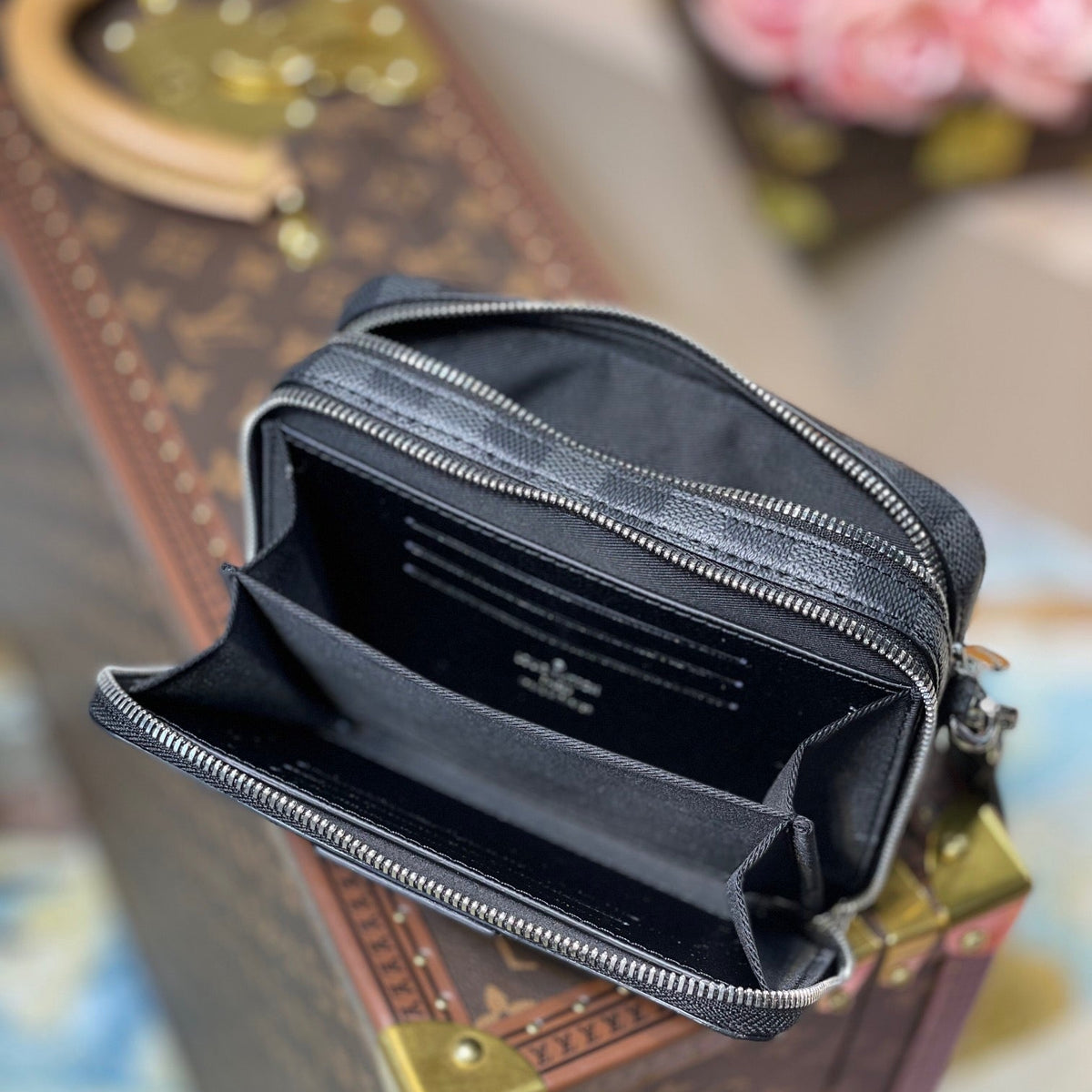 LOU ALPHA WEARABLE WALLET