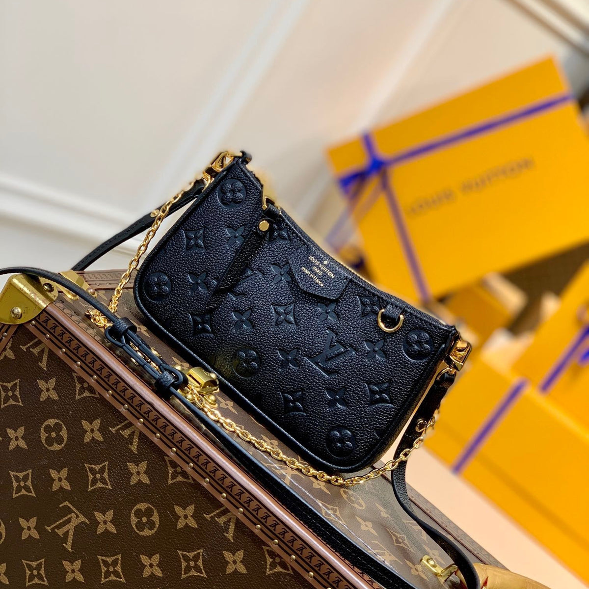LOU EASY POUCH ON STRAP