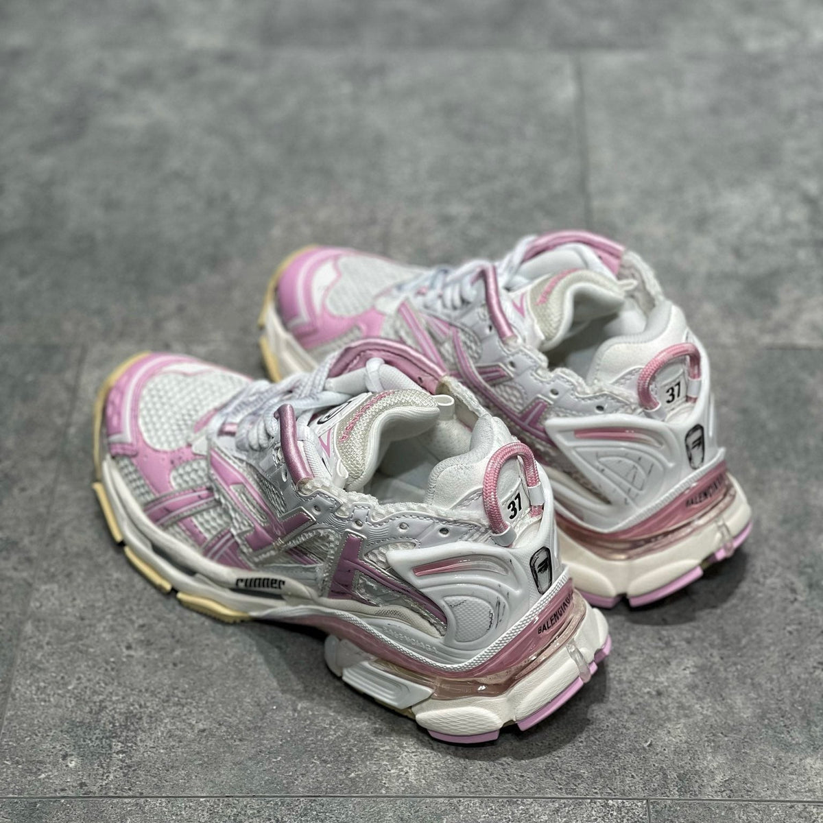 BAL RUNNER TRAINERS