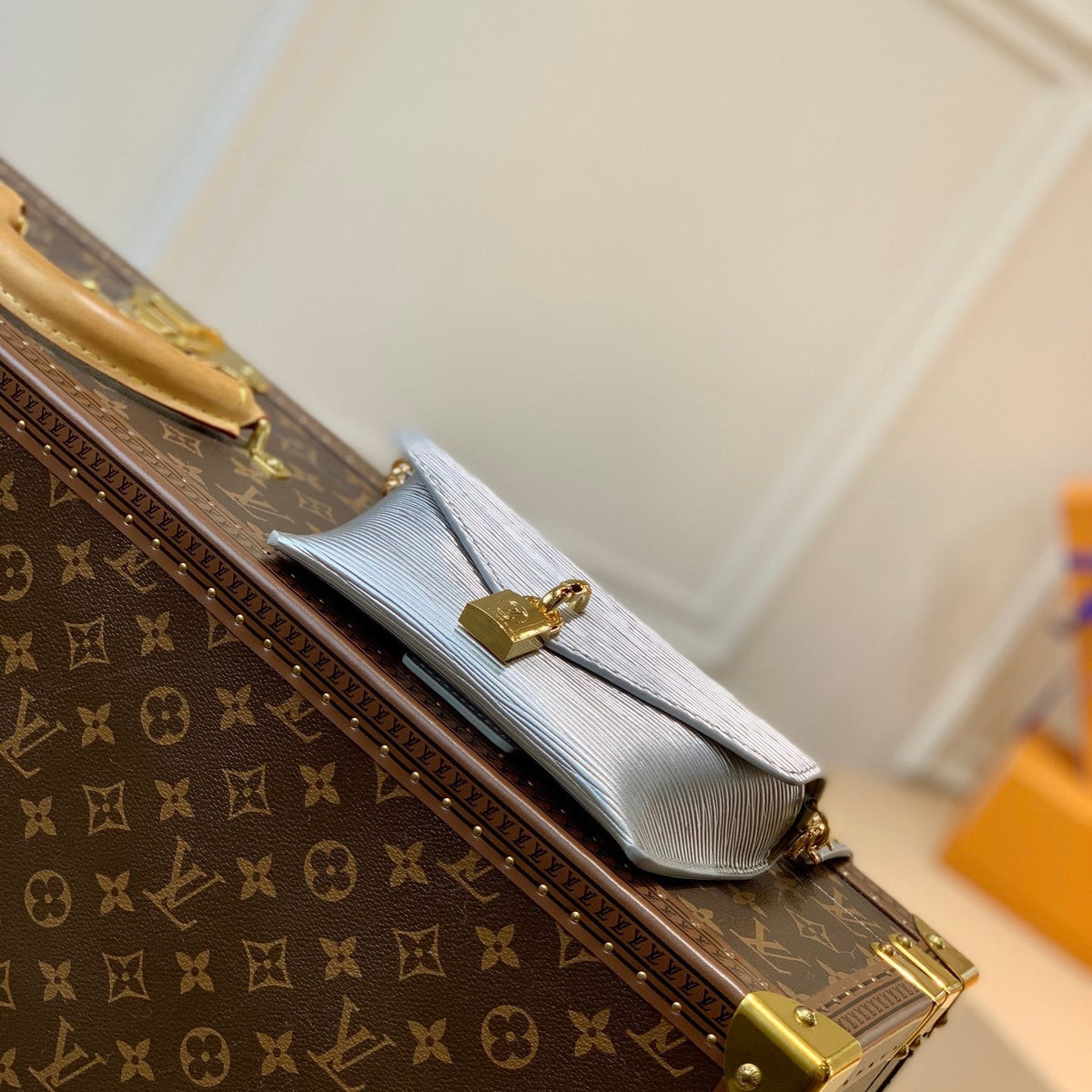LOU PADLOCK ON STRAP BAG