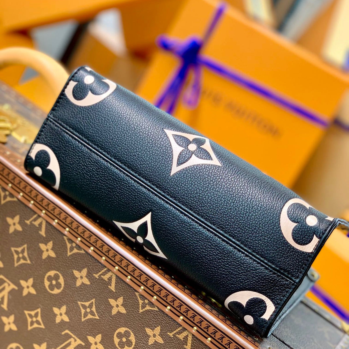 LOU ONTHEGO PM TOTE BAG