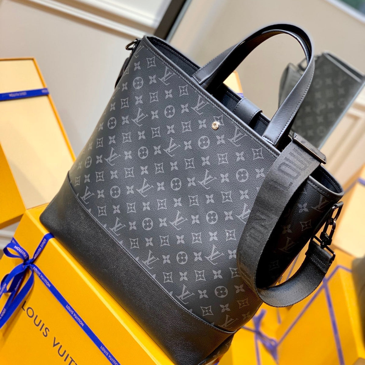 LOU SAUMUR TOTE