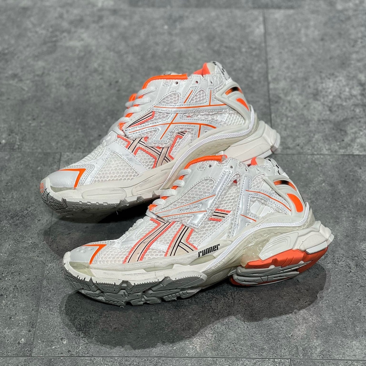 BAL RUNNER TRAINERS