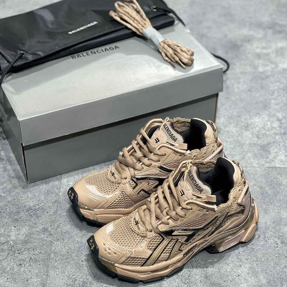 BAL RUNNER TRAINERS