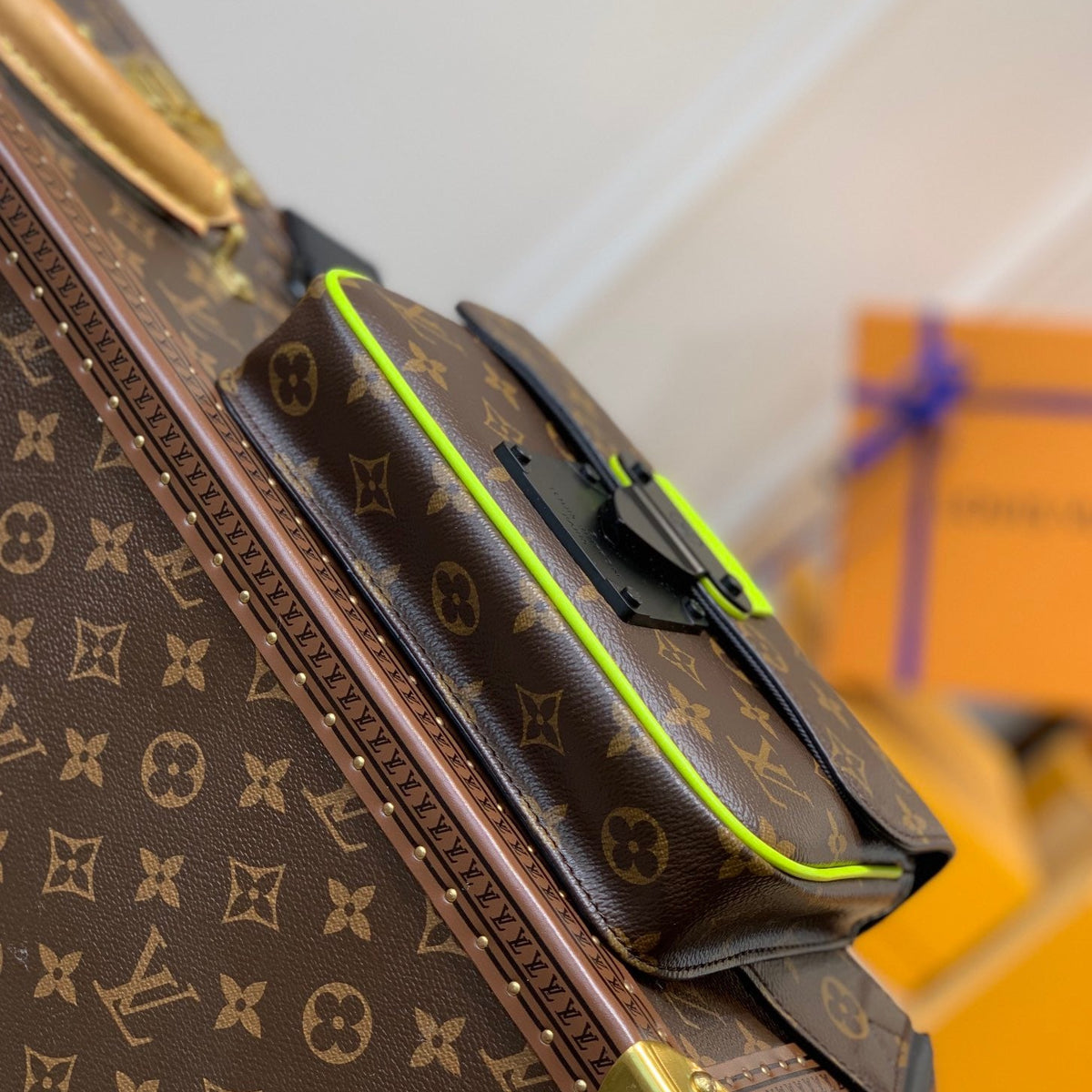 LOU S LOCK SLING BAG