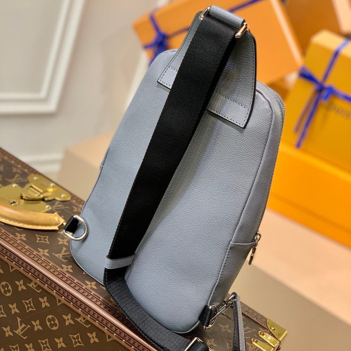 LOU AVENUE SLING BAG