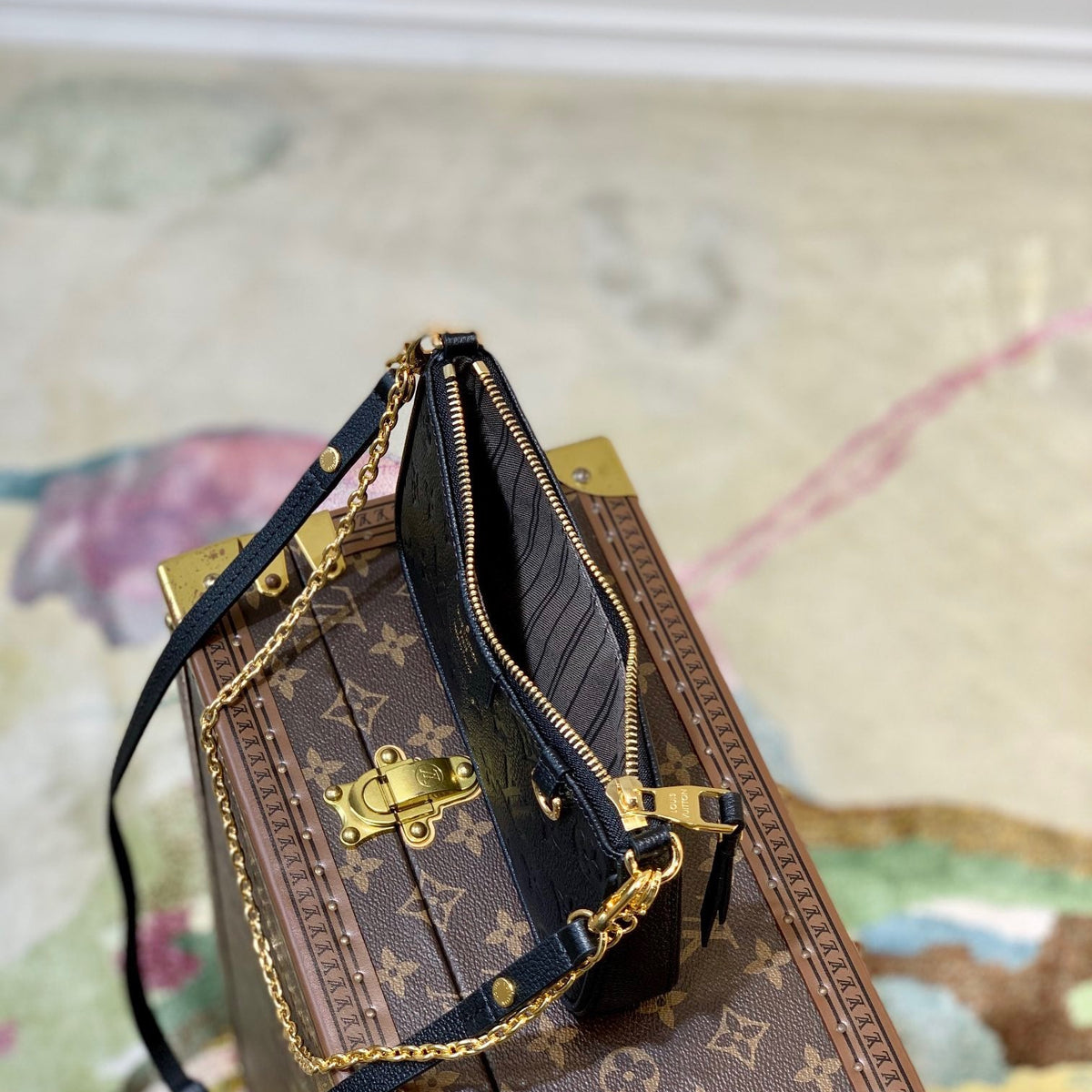 LOU EASY POUCH ON STRAP