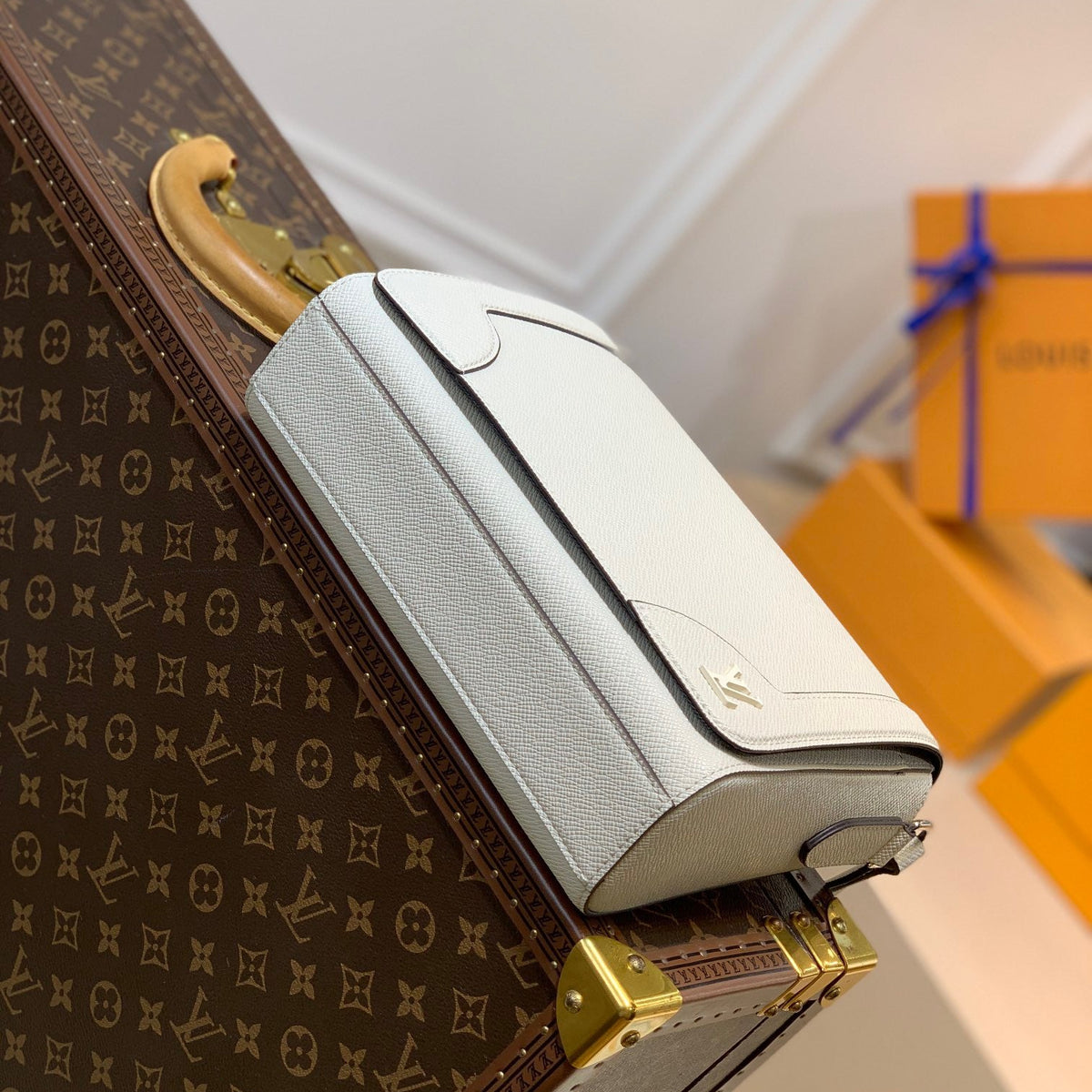 LOU NEW FLAP MESSENGER BAG