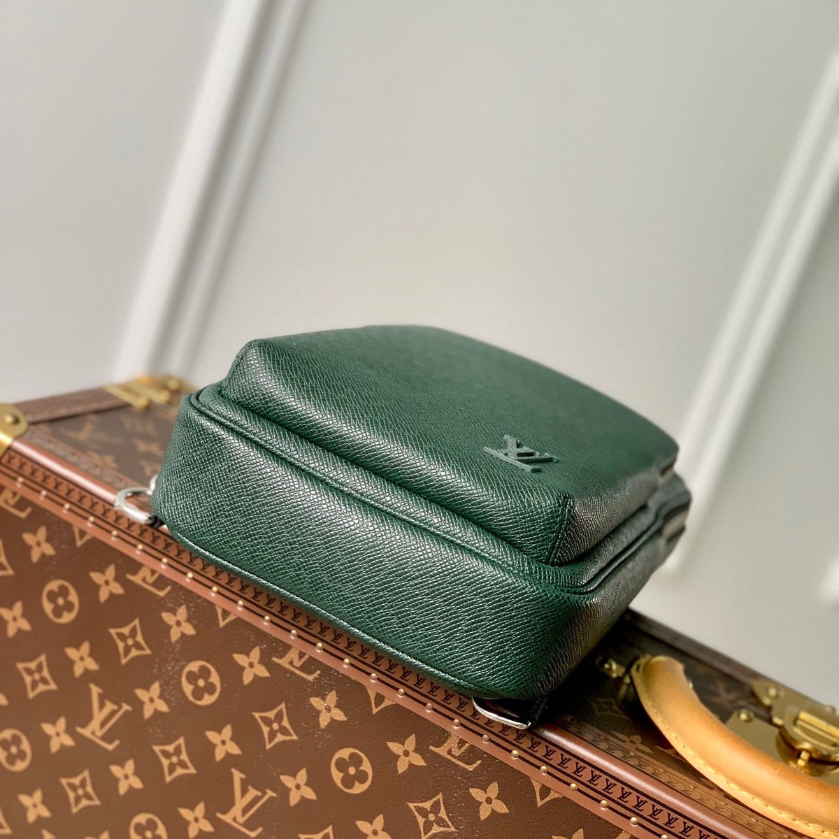 LOU AVENUE SLING BAG