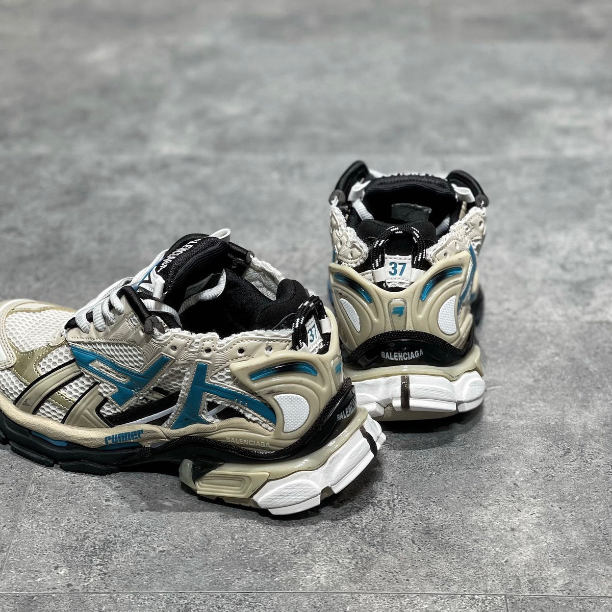 BAL RUNNER TRAINERS