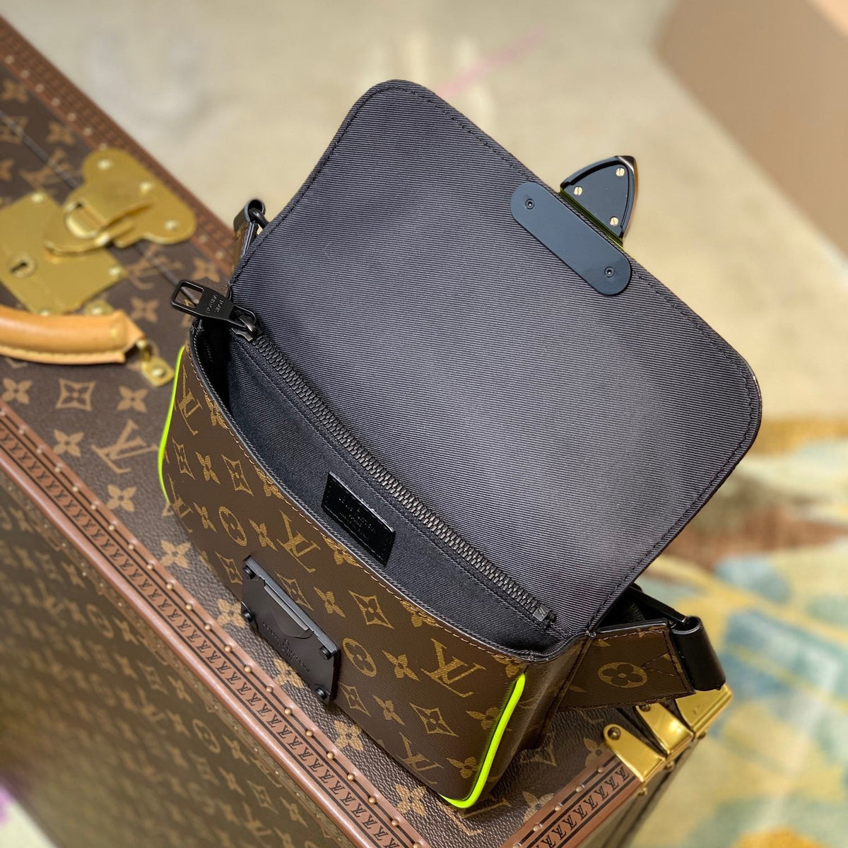 LOU S LOCK SLING BAG