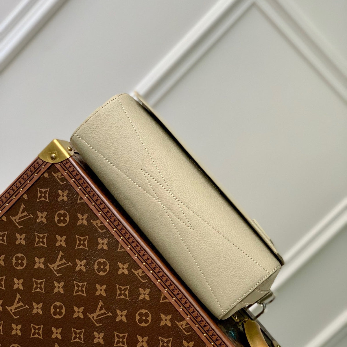 LOU TAKEOFF MESSENGER BAG