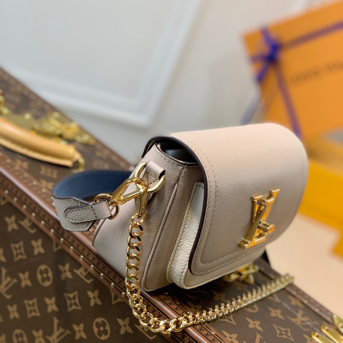 LOU LOCKME TENDER BAG