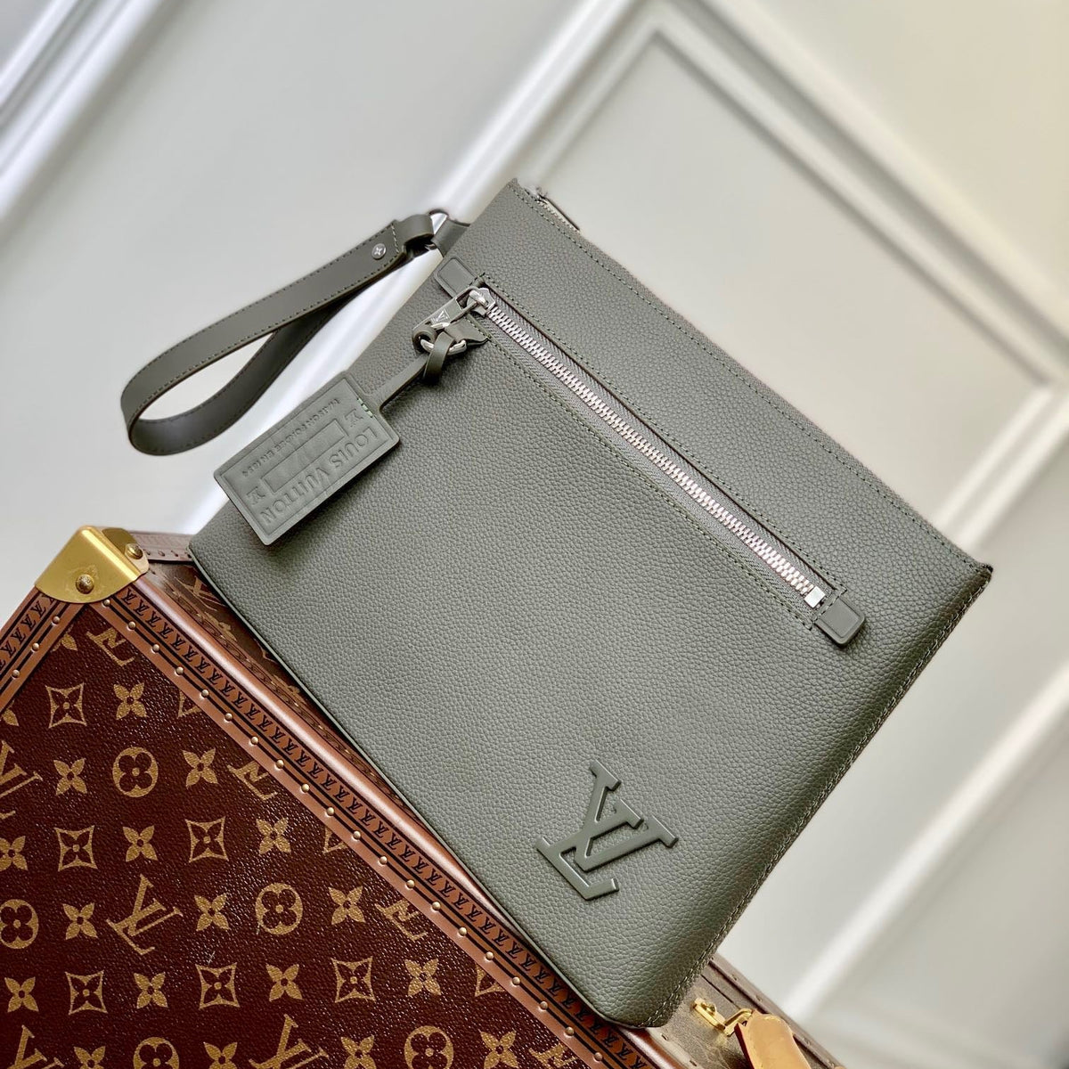 LOU TAKEOFF POUCH