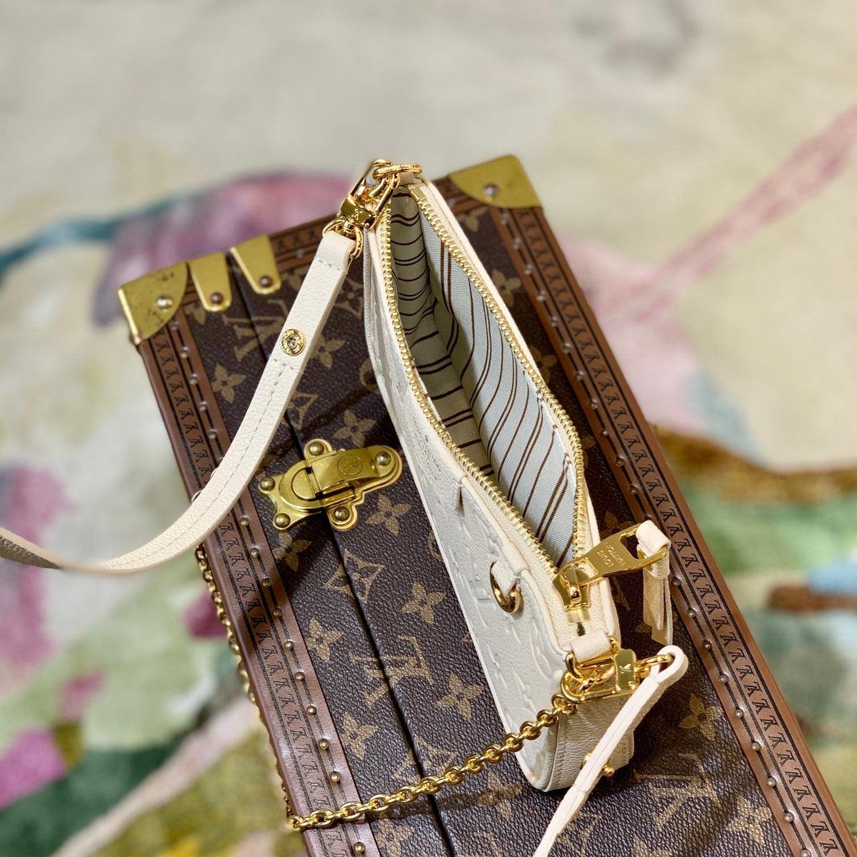 LOU EASY POUCH ON STRAP