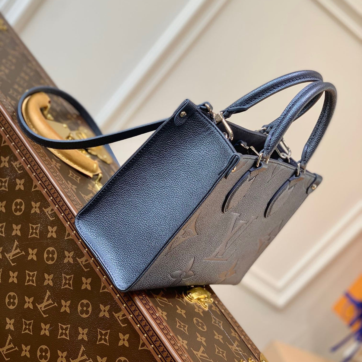 LOU ONTHEGO PM TOTE BAG