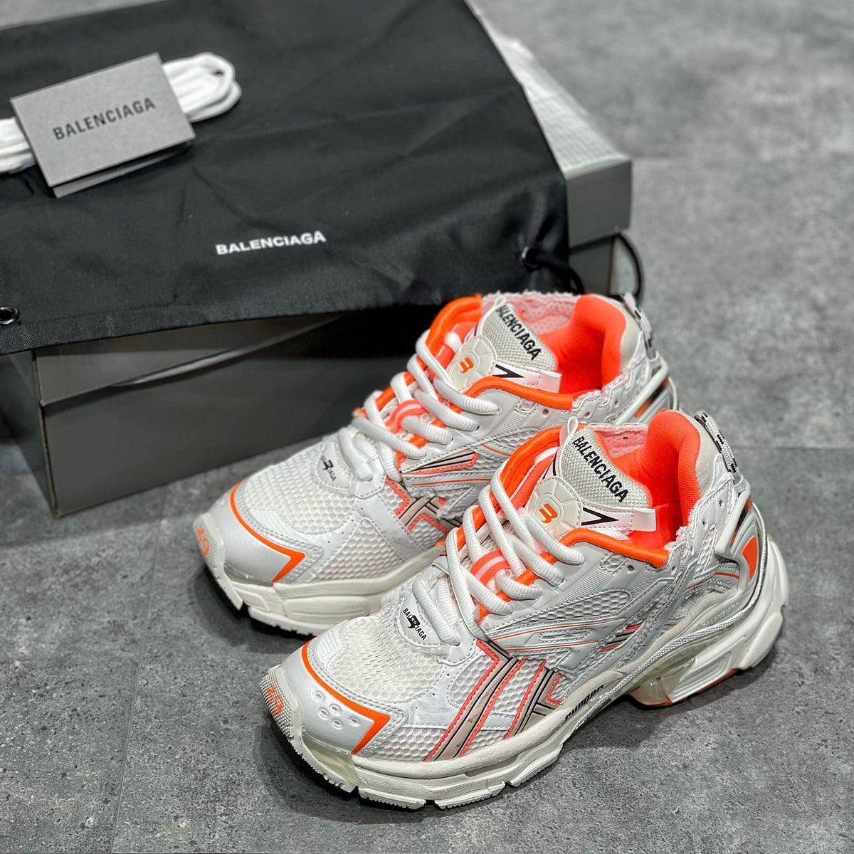 BAL RUNNER TRAINERS