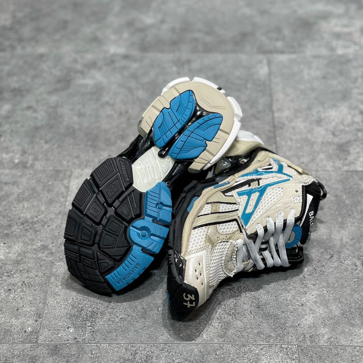 BAL RUNNER TRAINERS