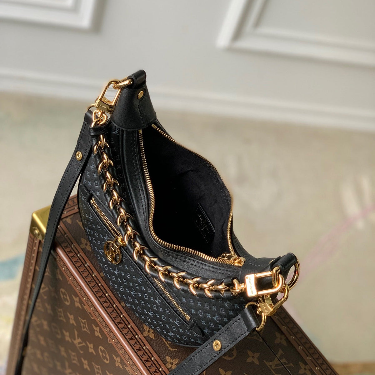 LOU LOOP BAGUETTE BAG