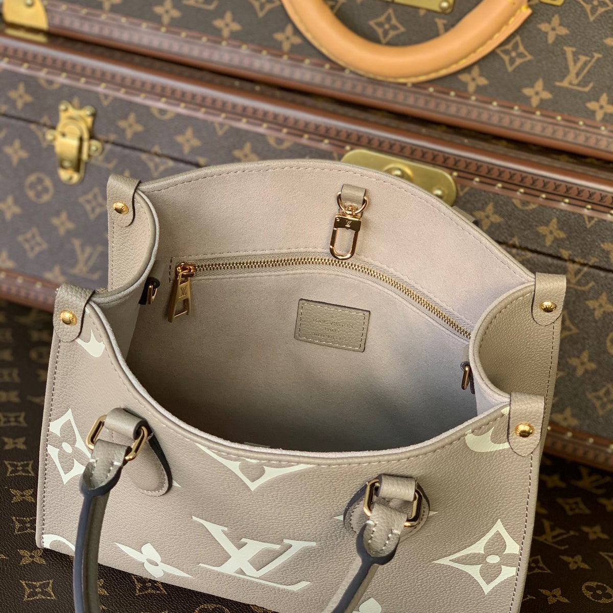 LOU ONTHEGO PM TOTE BAG