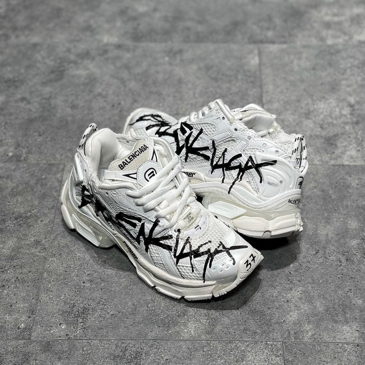 BAL RUNNER TRAINERS