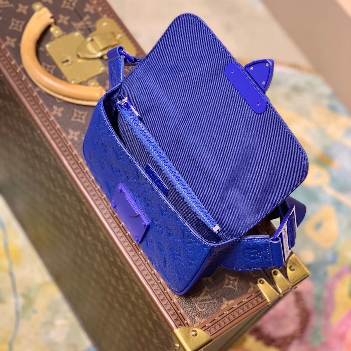 LOU S LOCK SLING BAG
