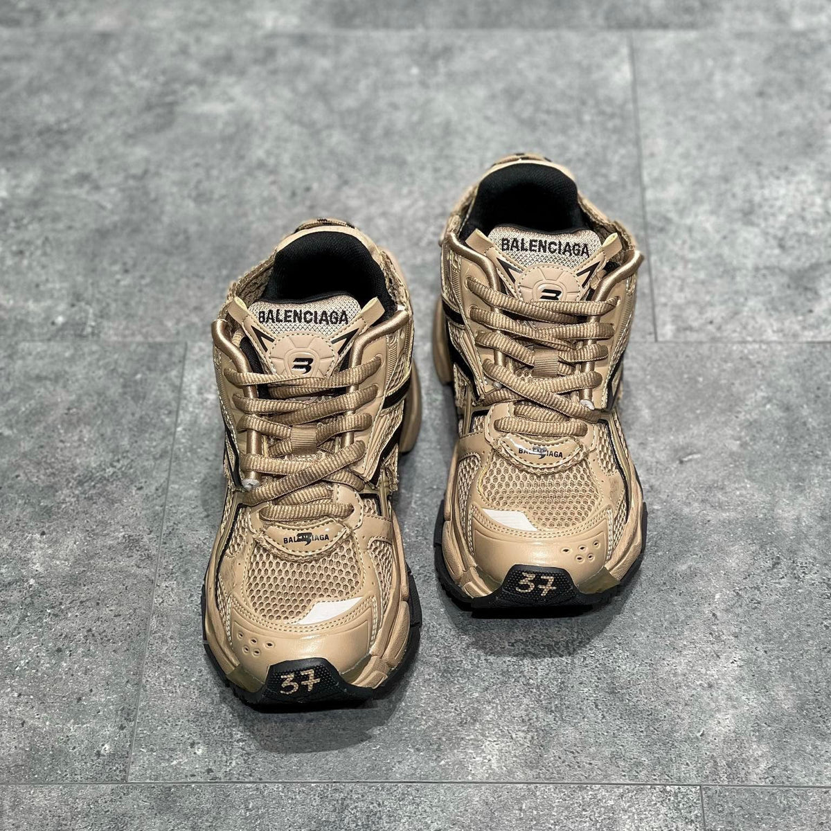 BAL RUNNER TRAINERS