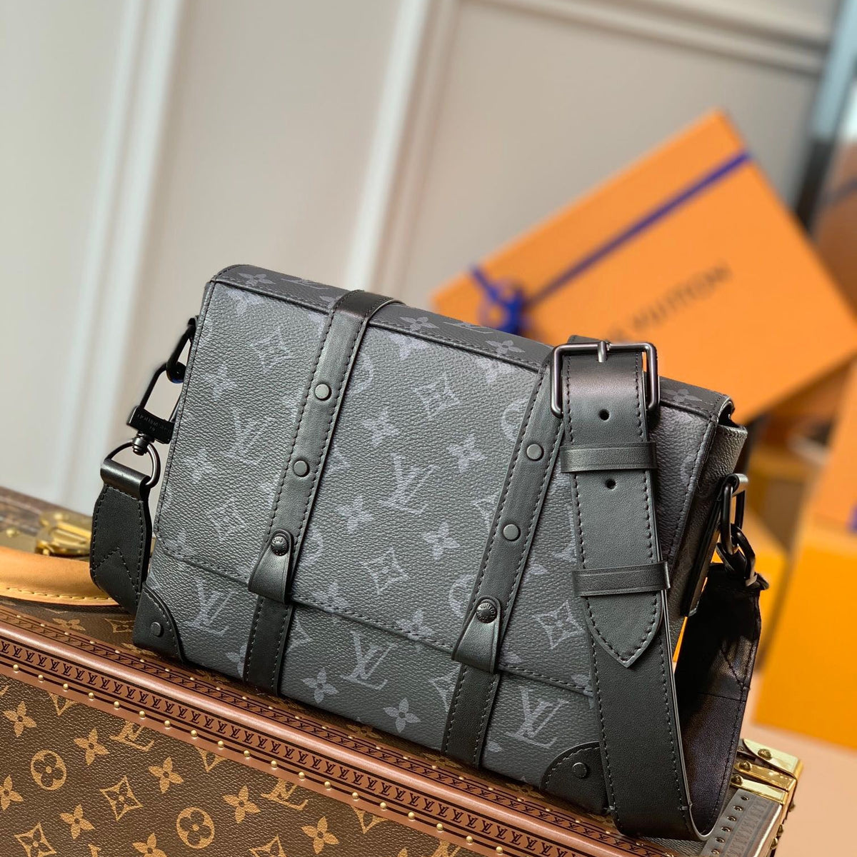 LOU TRUNK MESSENGER BAG