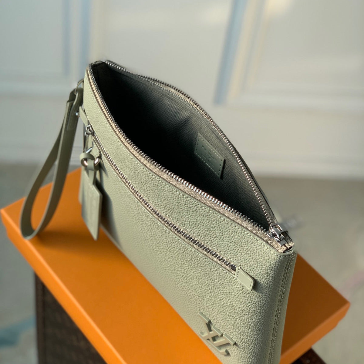 LOU TAKEOFF POUCH