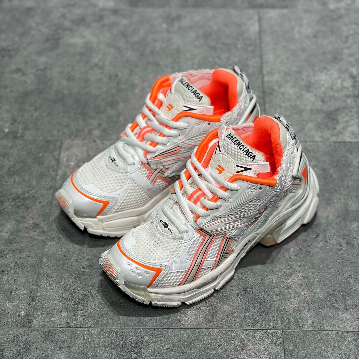 BAL RUNNER TRAINERS