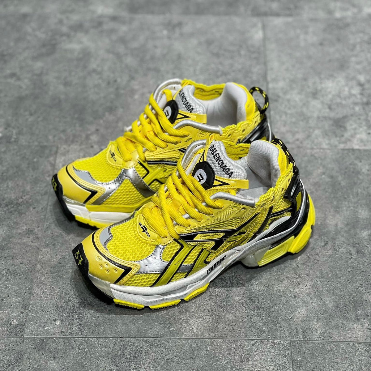BAL RUNNER TRAINERS