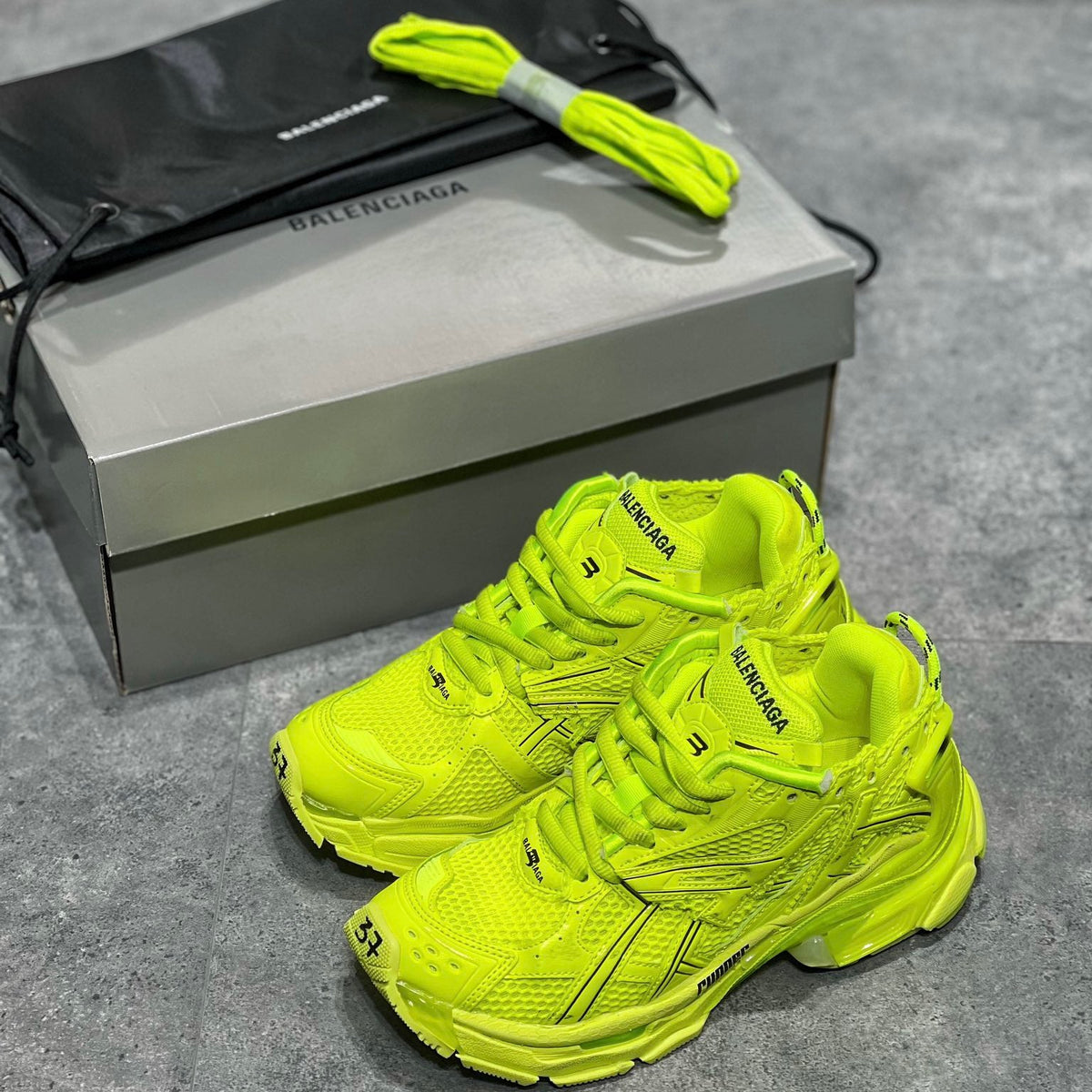 BAL RUNNER TRAINERS