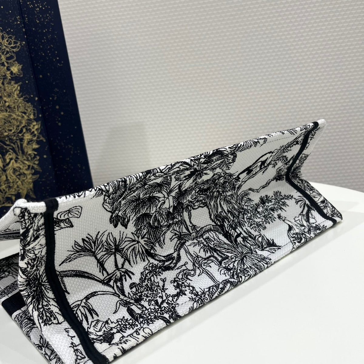 CD MEDIUM BOOK TOTE BAG