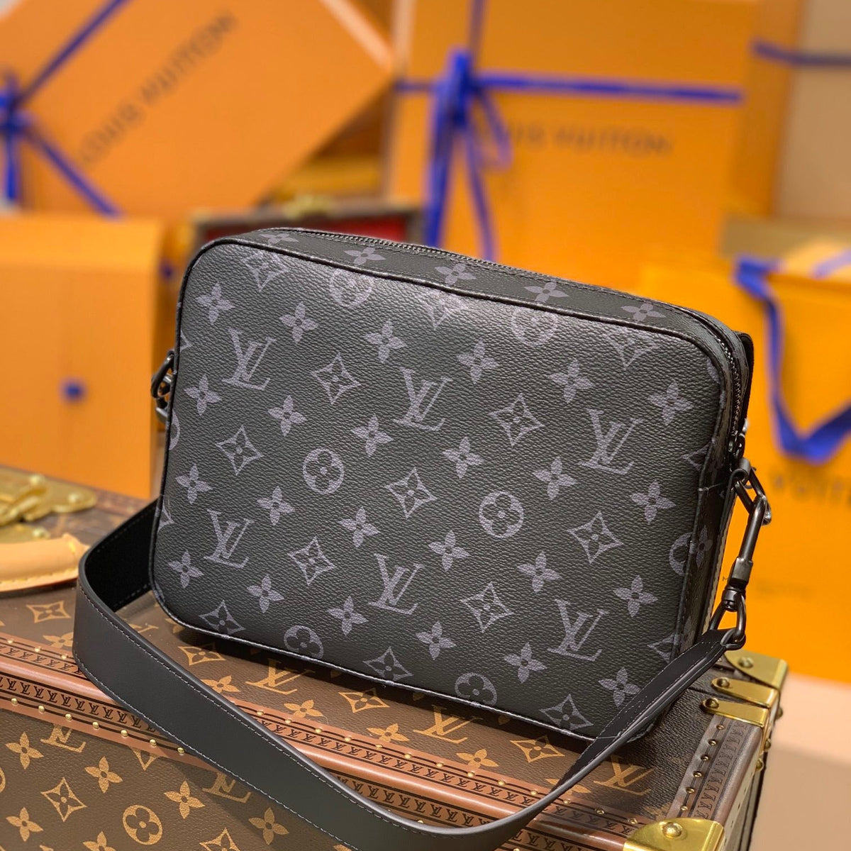 LOU STEAMER MESSENGER BAG