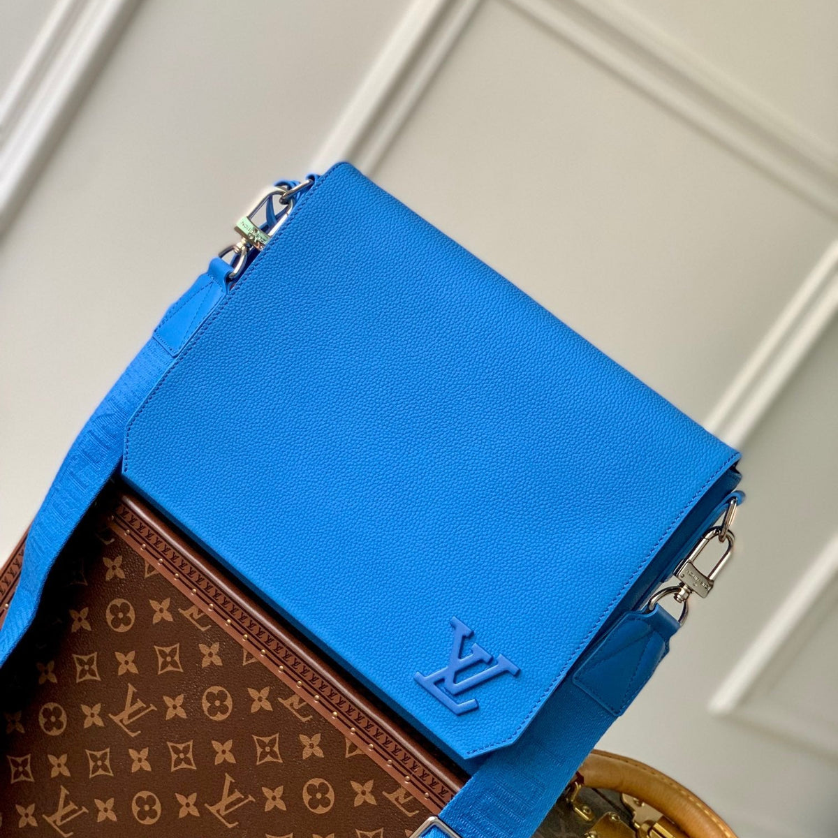 LOU TAKEOFF MESSENGER BAG