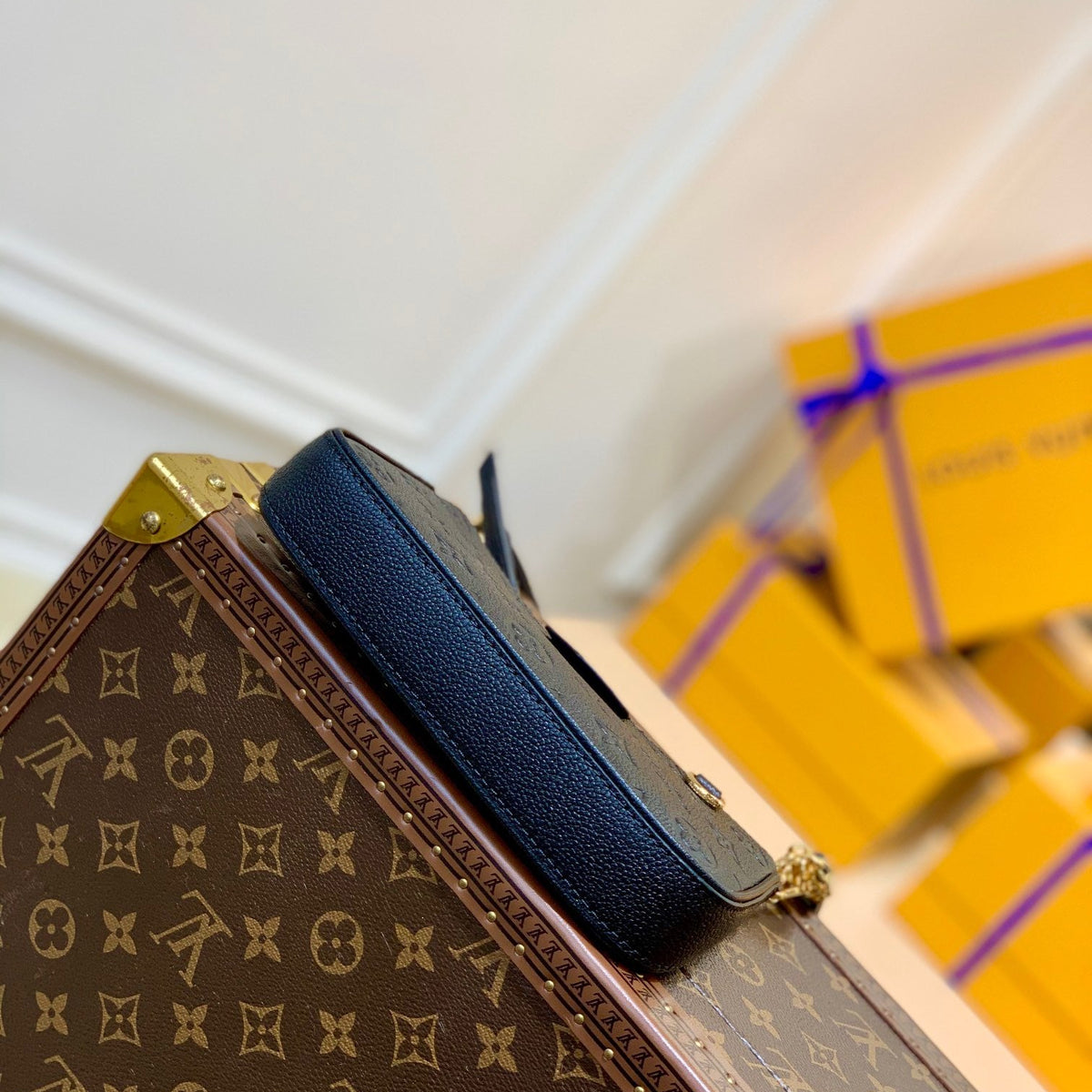 LOU EASY POUCH ON STRAP