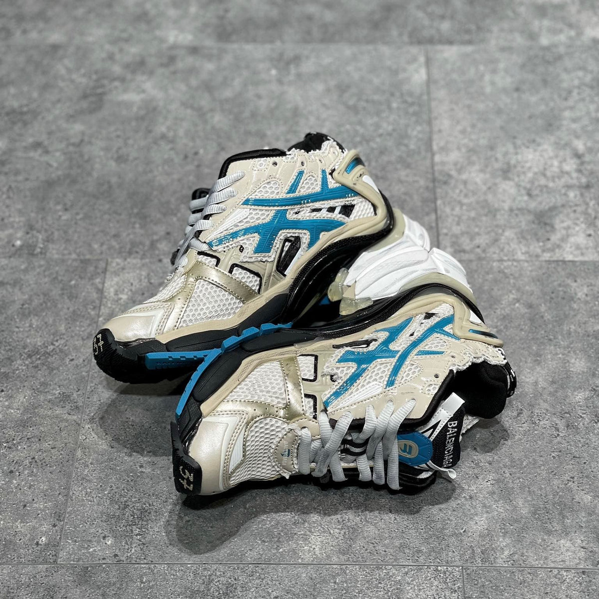 BAL RUNNER TRAINERS